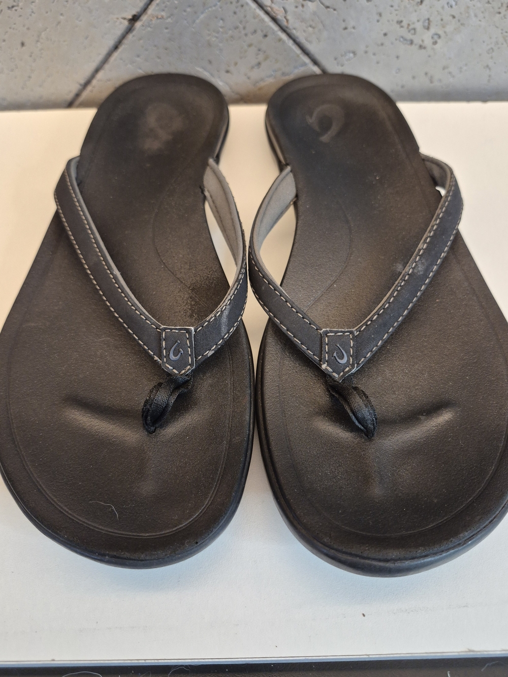 OluKai Black Flip Flop with Embossed Logo 9.5. Water Resistant. Quick Dry.